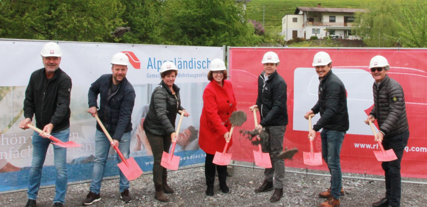 Tatkräftig beim Spatenstich (v.l.n.r.): Michael Wäger (Amtsleiter Gemeinde Schlins), Markus Allgäuer (AH), Bürgermeisterin Gabriele Mähr, AH Prokuristin Schalegg Alexandra, Christian Jauk, Martin Kohler, Architekt DI Gross Dieter. Tatkräftig beim Spatenstich (v.l.n.r.): Michael Wäger (Amtsleiter Gemeinde Schlins), Markus Allgäuer (AH), Bürgermeisterin Gabriele Mähr, AH Prokuristin Schalegg Alexandra, Christian Jauk, Martin Kohler, Architekt DI Gross Dieter.